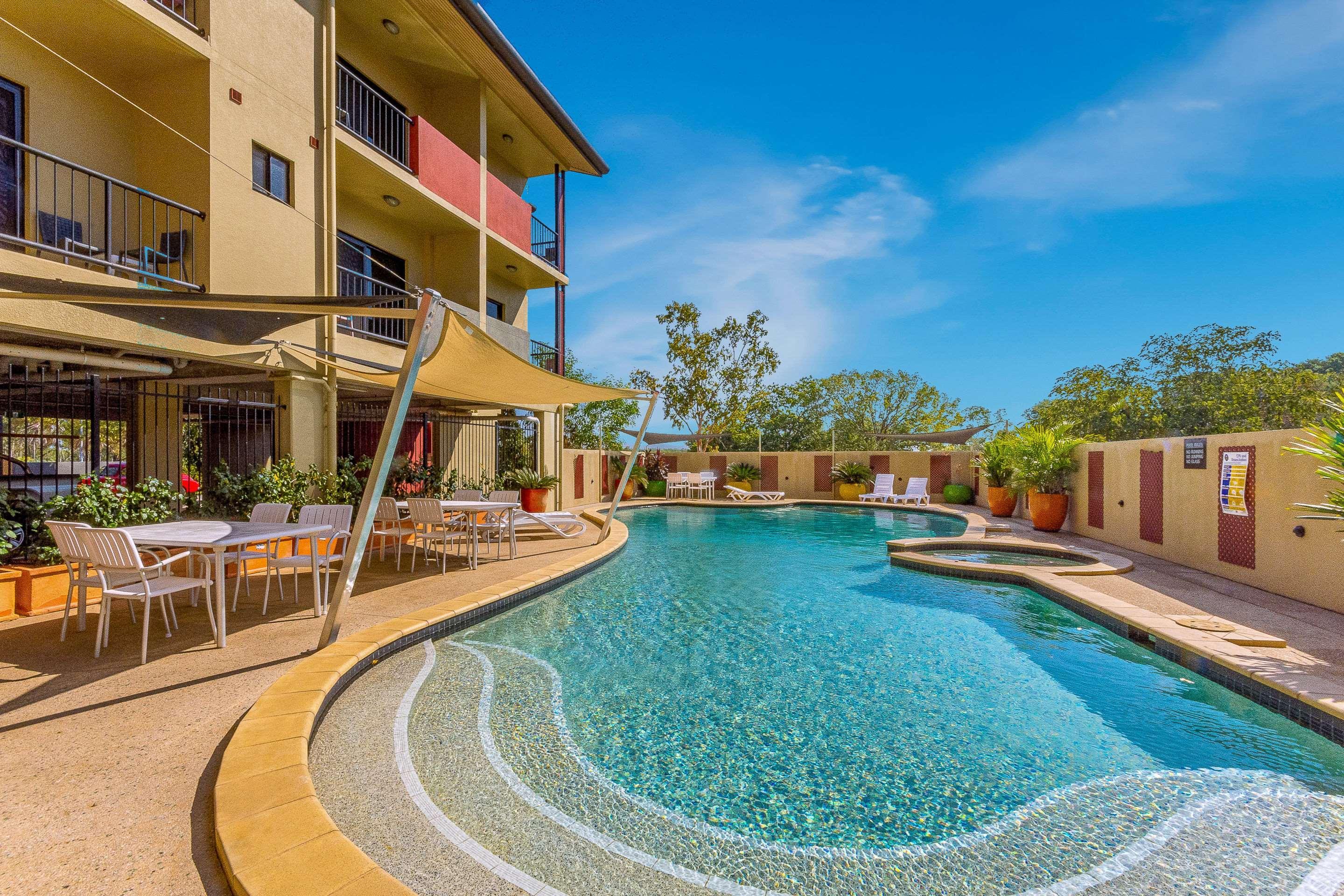 Quality Hotel Darwin Airport Eksteriør bilde The pool at the Mantra on the Lake