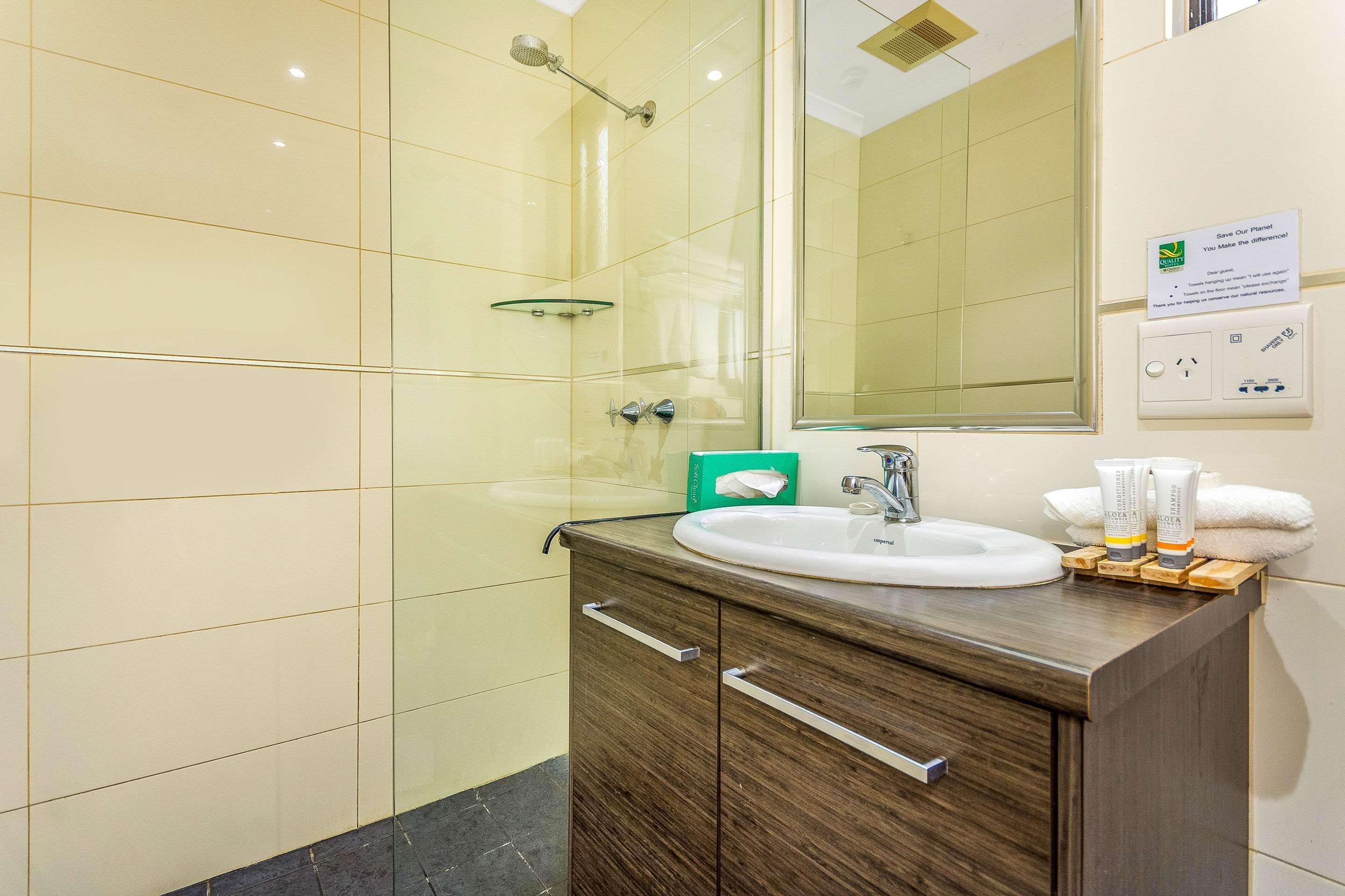 Quality Hotel Darwin Airport Eksteriør bilde A bathroom in a hotel