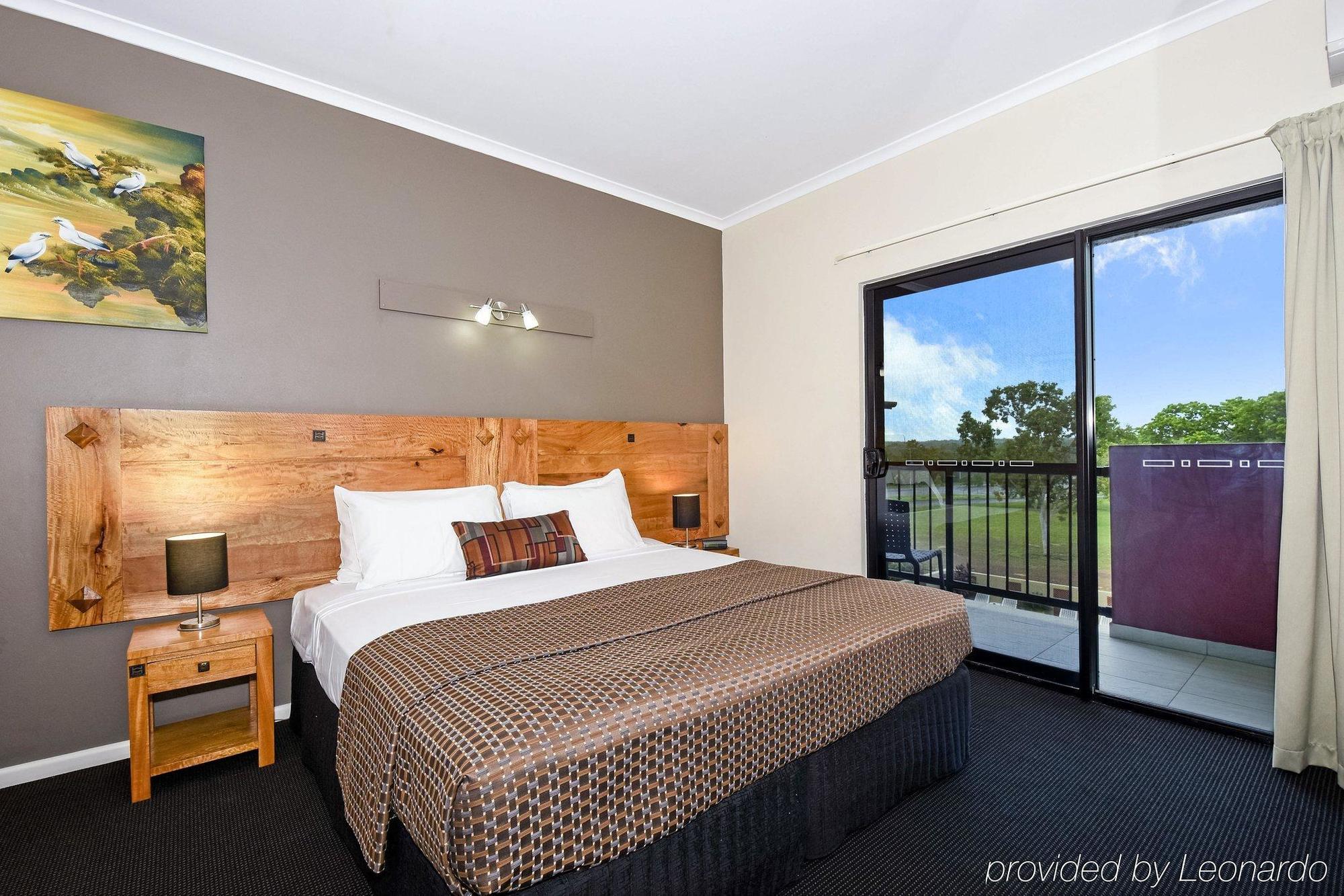 Quality Hotel Darwin Airport Eksteriør bilde A bedroom at the hotel