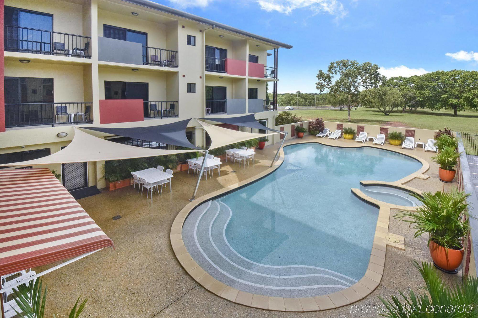 Quality Hotel Darwin Airport Eksteriør bilde The pool at the hotel