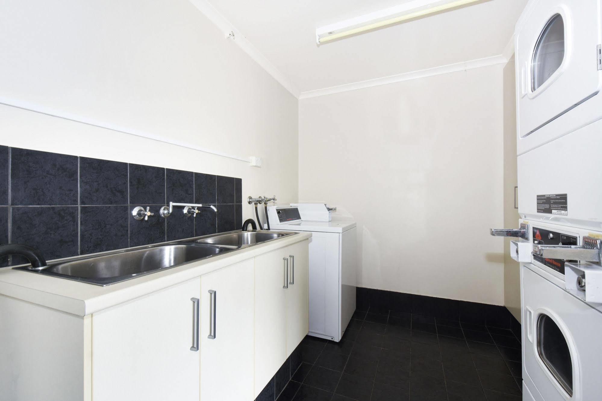 Quality Hotel Darwin Airport Eksteriør bilde A laundry room